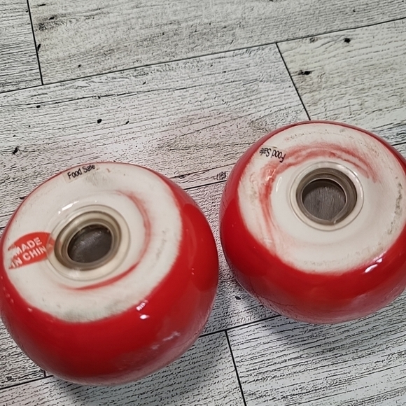 Tomato Salt & Pepper Shaker Platic Stops In Both Summer Picnic Garden - Picture 5 of 8